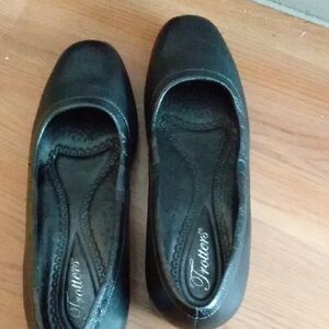 Trotters Women's Classic Black Flats